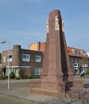 De zuil vanuit het zuidoosten, met een mooi AS-hoekpand op de achtergrond
<br/>
Richard Keijzer, 2014-03-13